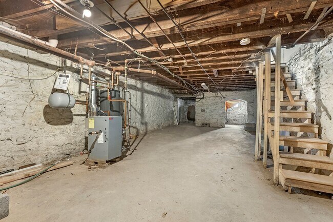 Building Photo - Charming 3-Bedroom with High Ceilings & Modern Updates