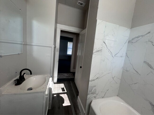 Building Photo - 1710 W 15th St