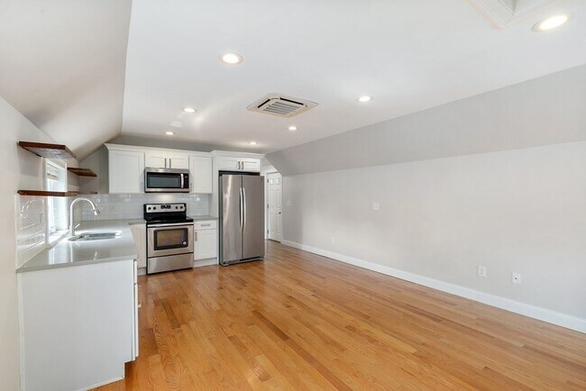 Building Photo - 25 Beachland Ave