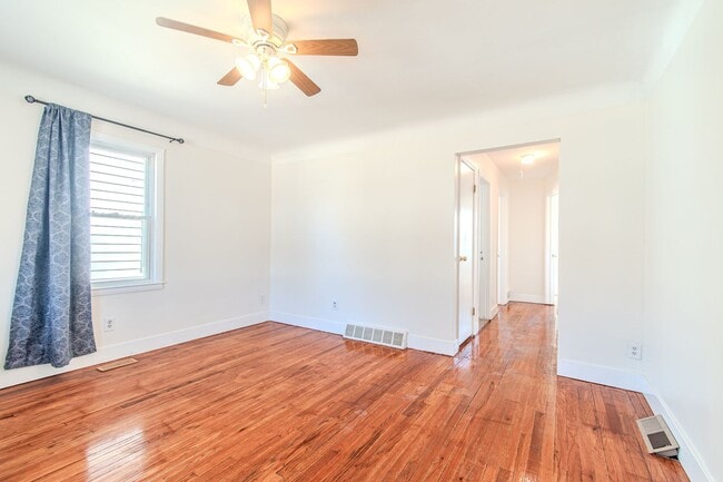 Building Photo - Charming Hazel Park Bungalow with Renovated Kitchen & Fenced Yard