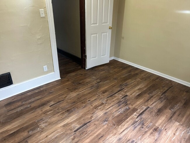 Building Photo - 3 Bedroom House