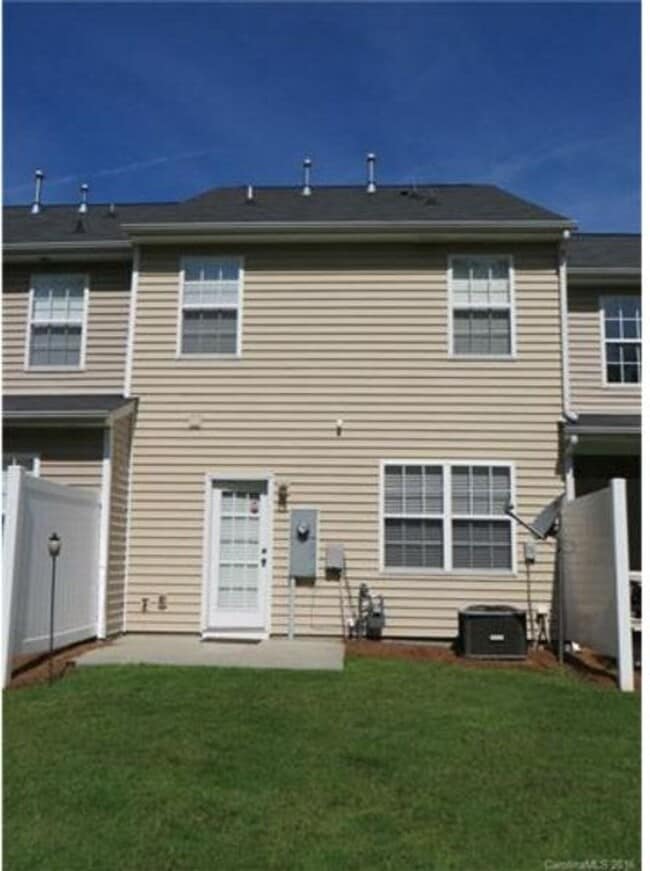 Building Photo - Location, Location, Location! 3 Bedroom 2....