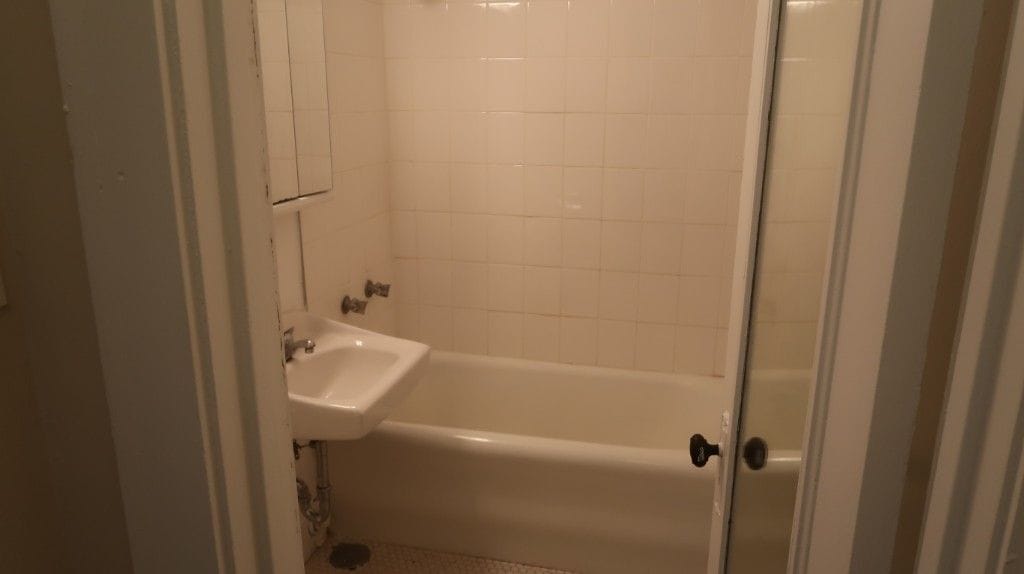 Building Photo - 1209 W Sherwin Ave