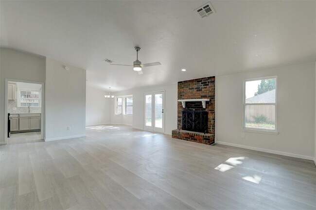 Building Photo - 11601 Matthews Ave