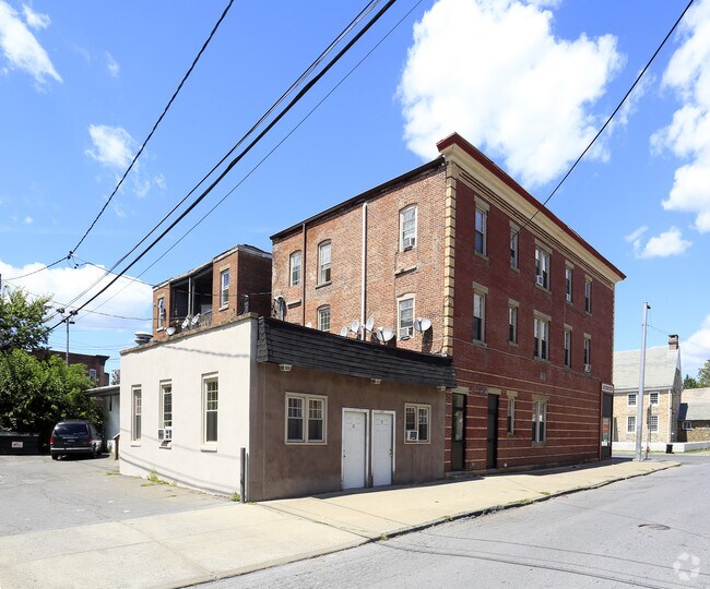 Building Photo - 548 Main St