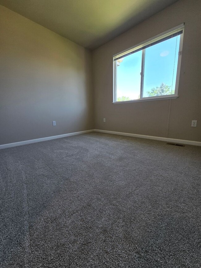 Building Photo - Wonderful Townhome