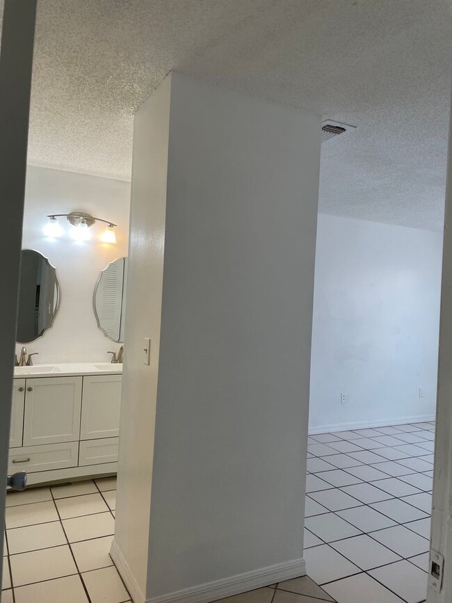 Building Photo - Duplex for lease