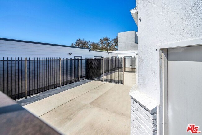 Building Photo - 303 Culver Blvd