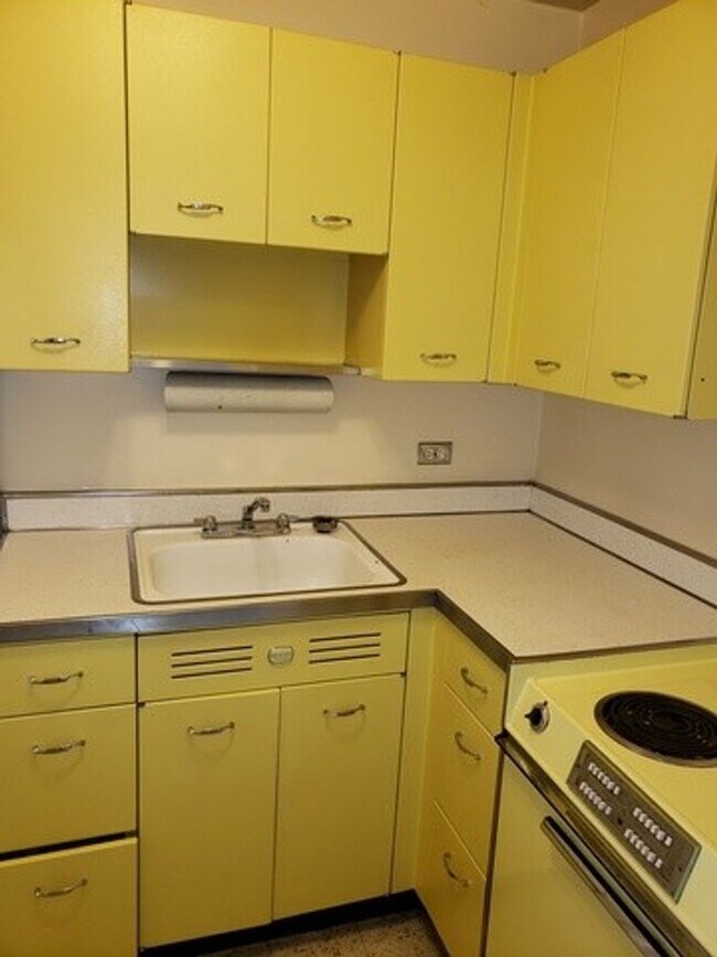 Building Photo - Studio in Gold Coast