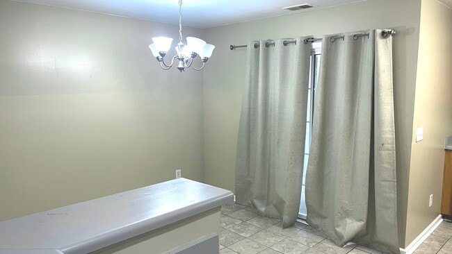 Building Photo - 711 Crestwell Cir SW