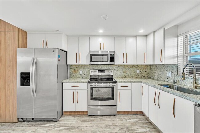 Building Photo - 3051 NE 48th St