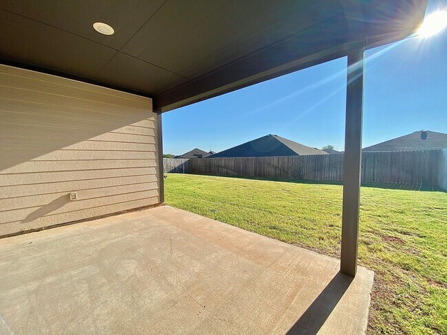 Building Photo - 4 Bed 2 Bath, w/Office in Deer Creek Schools