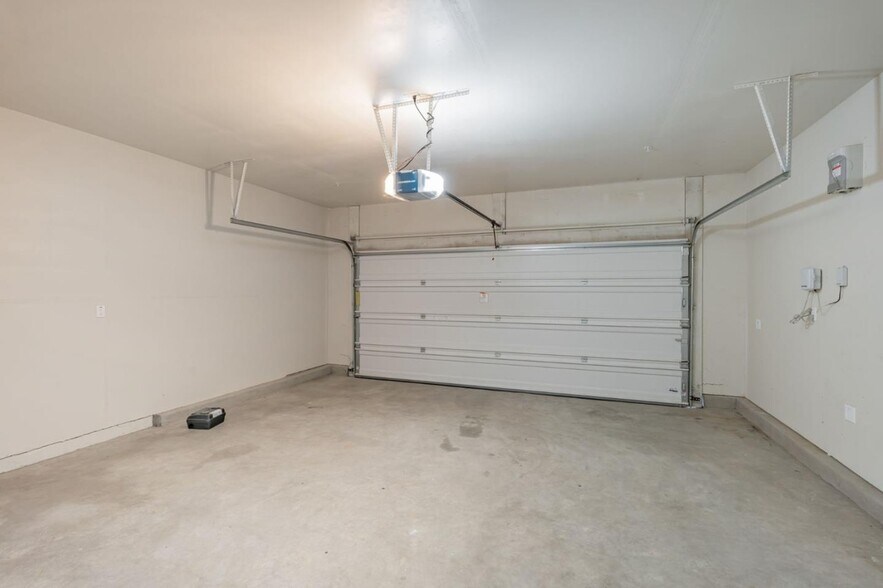 Building Photo - 830 Holdenhurst Ln