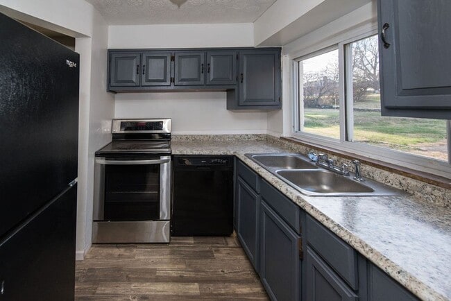 Building Photo - PRICE HILL-NICE 3 BEDROOM 1 BATH RANCH with
