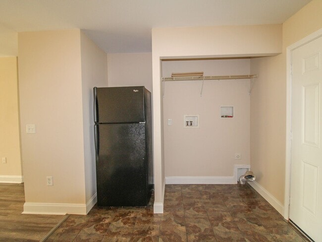 Building Photo - 140 Meadows Ln