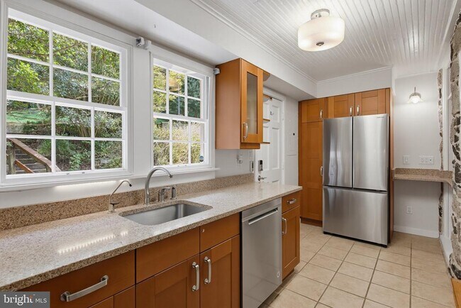 Building Photo - 871 Oella Ave