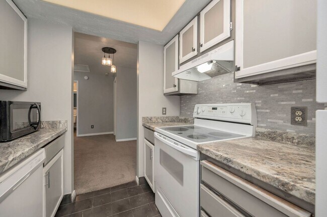 Building Photo - 9118 S Scirlein Dr