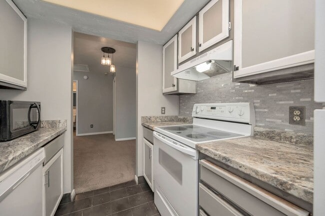 Building Photo - Great Location - Leafy Sandy Condo