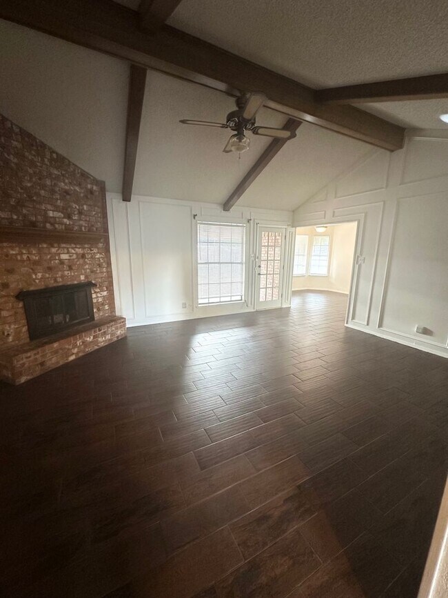 Building Photo - 4 Bed 2 Bath Ready to Rent ASAP