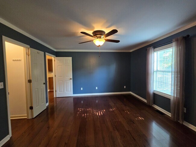 Building Photo - MOVE-IN SPECIAL!! $250 OFF First Month