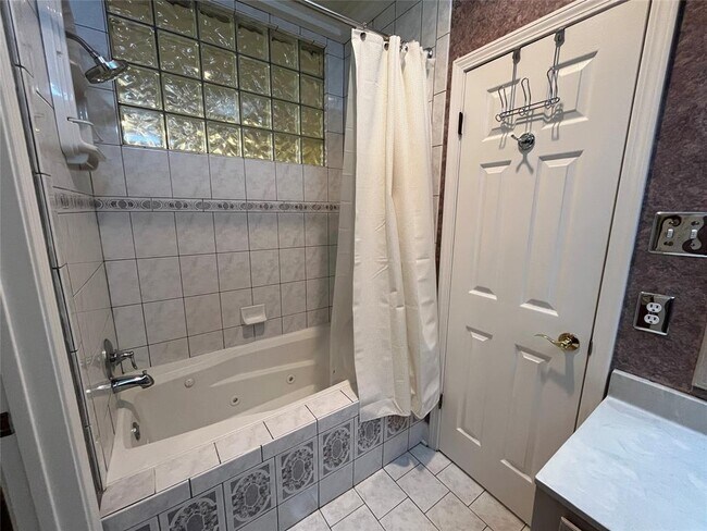 Building Photo - 13406 Briar Hollow Dr