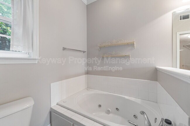 Building Photo - 4890 Somerset Dr