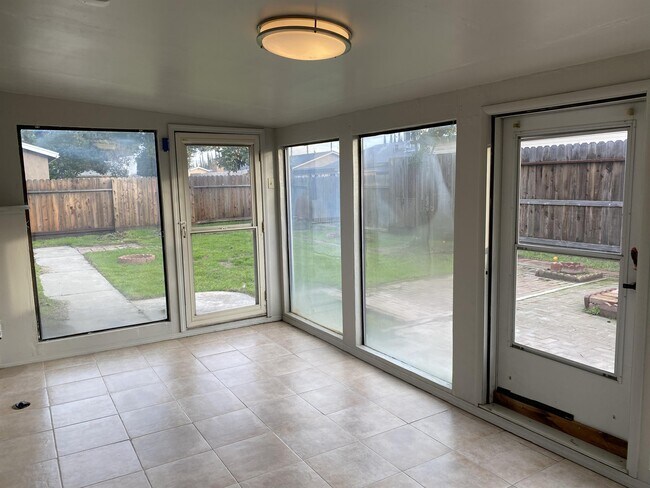 Building Photo - 3824 Hollywood Dr