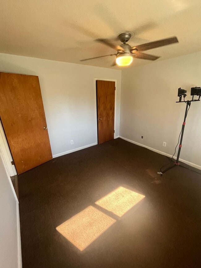 Building Photo - One Bedroom In Deer Park!