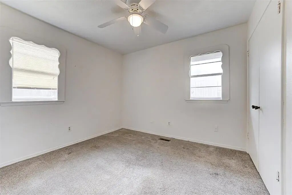 Building Photo - 216 Klondike Dr