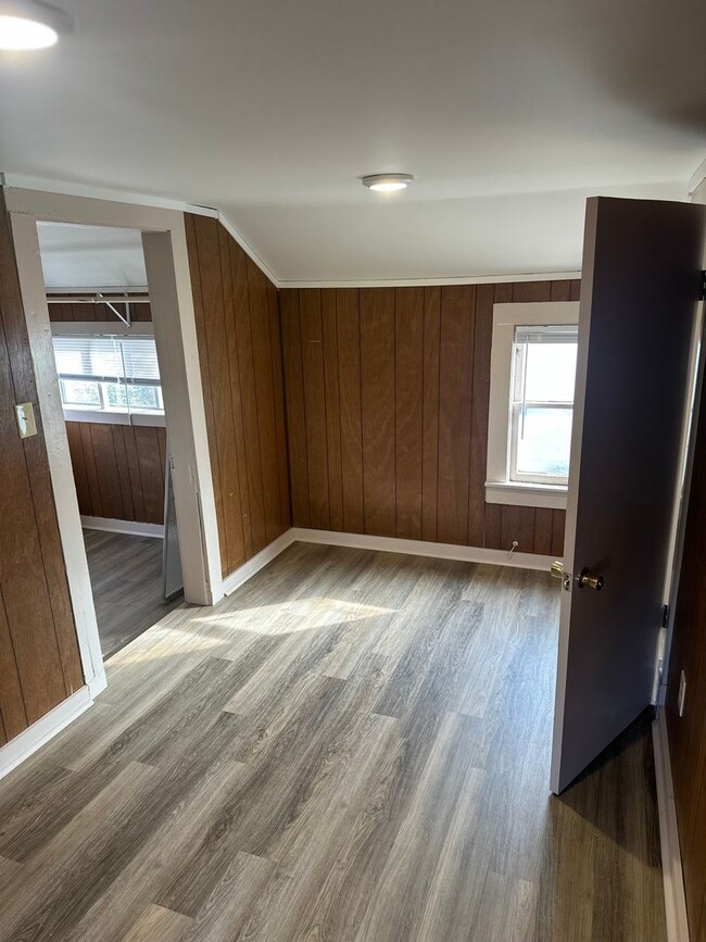 Building Photo - 1 Bedroom, 1 Full Bathroom House - Within walking distance of Downtown Springdale