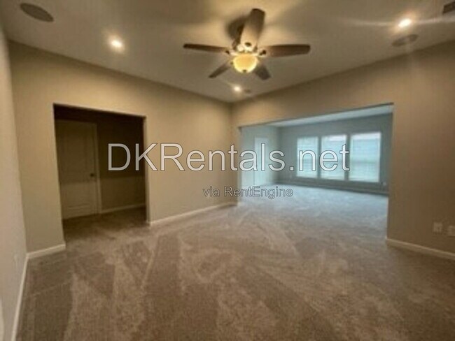 Building Photo - 944 Hewitt Dr SE