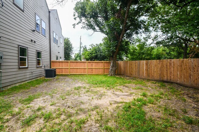 Building Photo - 5901 Crest Ct