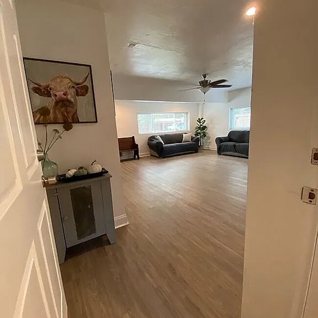 Building Photo - Modern Comfort Meets Classic Charm – Spacious Alachua Rental