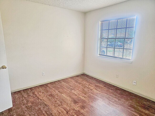 Building Photo - Great move in ready home close to Ft. Bliss