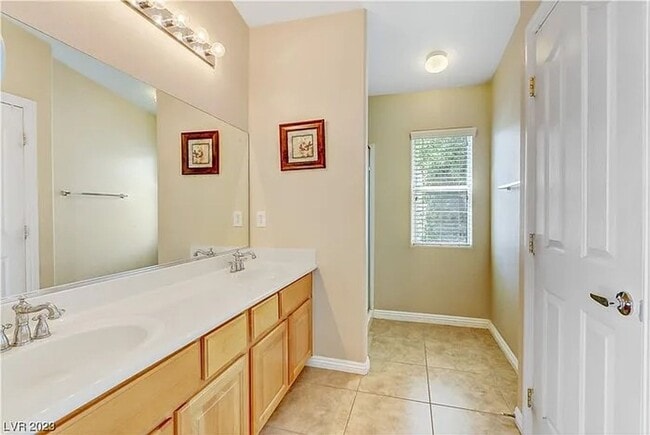 Building Photo - Updated 3BR Townhome w/ Private Yard in Gated-Style Community