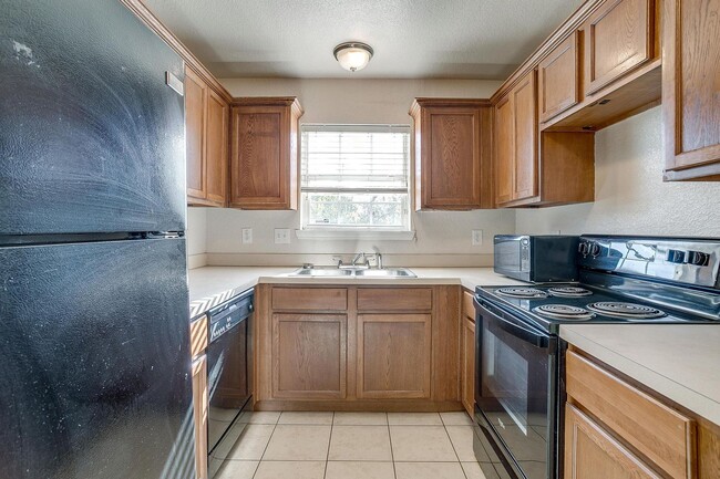 Building Photo - Half of Duplex Ready for New Tenants- 3 Bed, 2 Bath- Near the Historic Stockyards- 76164