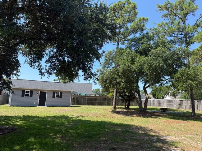 Building Photo - Beautiful unfurnished 5 Bedroom 3 Bath home in The Preserve at Tidewater Sneads Ferry