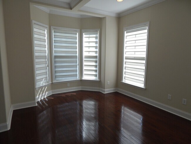 Building Photo - Spacious 6 bedroom, 4 bathroom home!