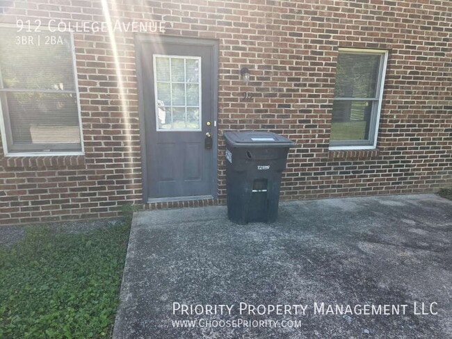 Building Photo - 912 College Ave