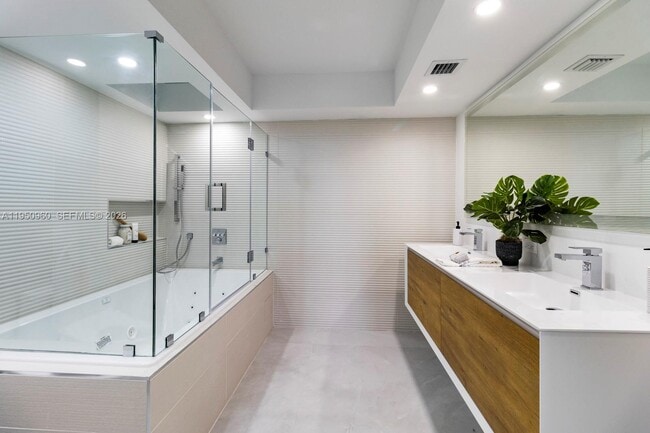 Building Photo - 1000 NE Quayside Terrace