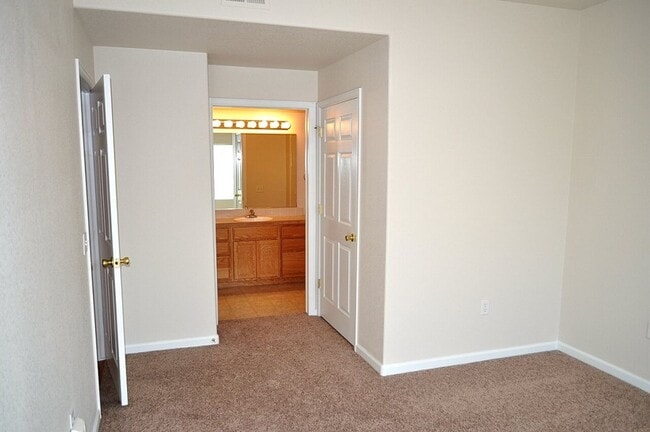 Building Photo - Charming 2 Bed / 2 Bath Condo in Windsor