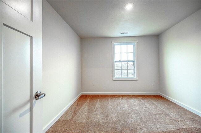 Building Photo - 123 Foxhound Dr