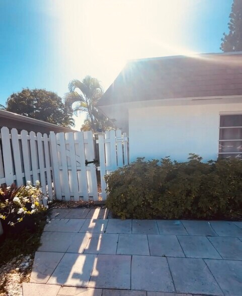 Building Photo - 2932 NW 10th Ave