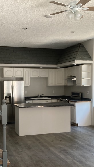 Building Photo - 1137 E 3rd St