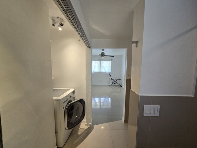 Building Photo - 2-Bed, 2-Bath Miami Condo in HOA Community – Pool, Laundry On-Site