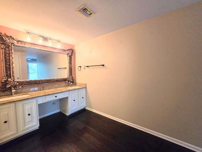 Building Photo - 3103 Eisenhauer Rd