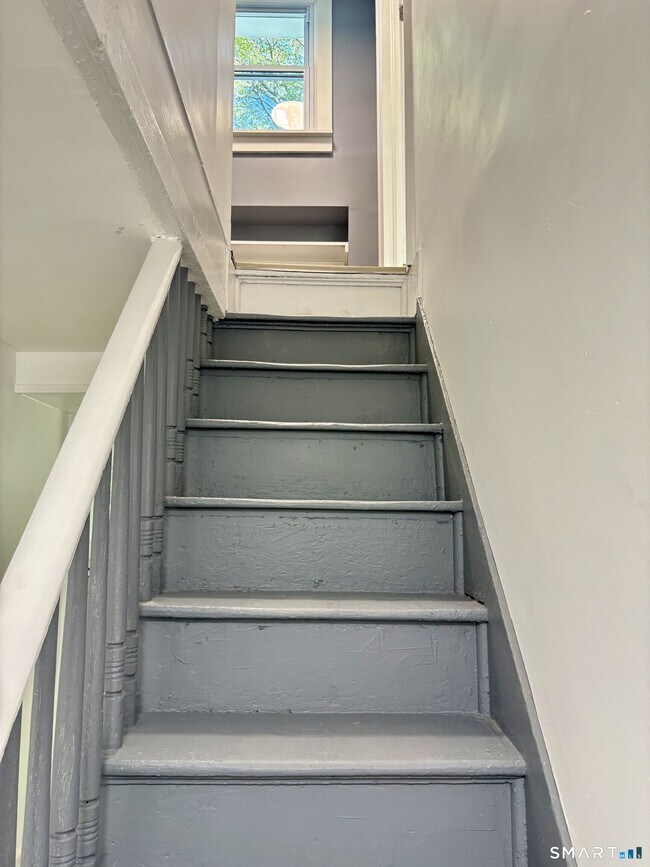 Building Photo - 331 Munson St
