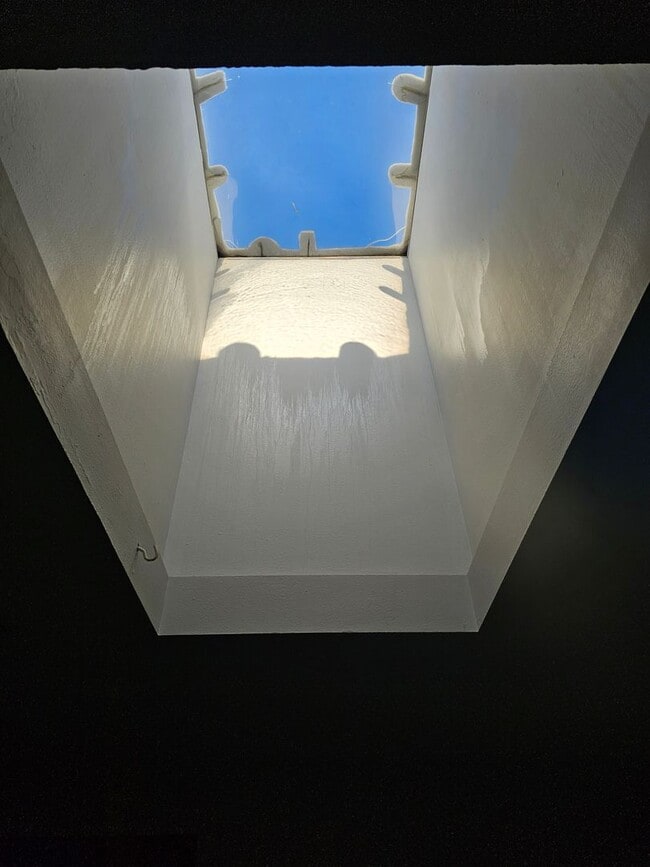 Building Photo - One Bedroom Apartment Downtown