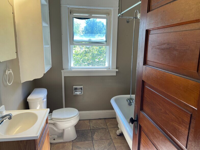 Building Photo - 2414 9th Ave