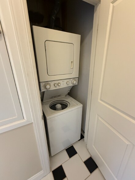 Building Photo - 2621 Cleinview Ave